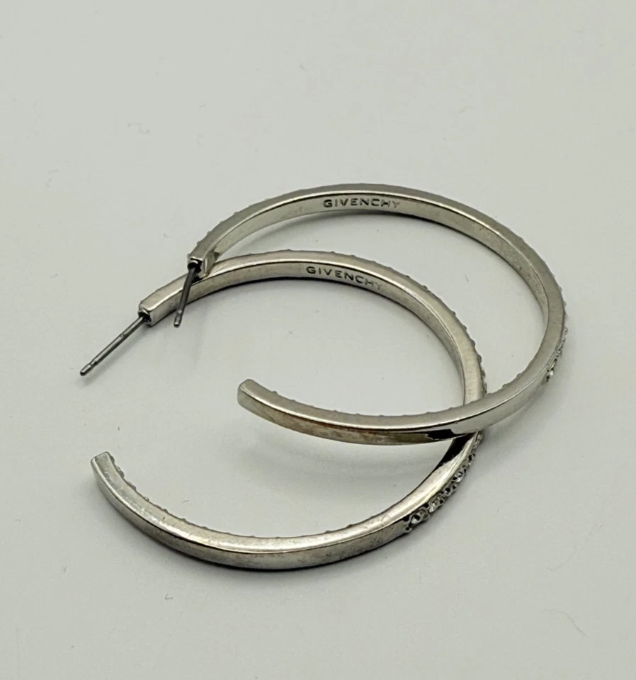"Pendientes de aro con pavé de cristal tono plata GIVENCHY, 1,75"" redondos, respaldo de poste" Foto 3 de 4