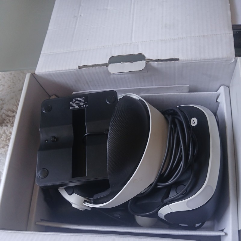 Sony PlayStation VR Headset with ear phones - White, Tatty box please read notes