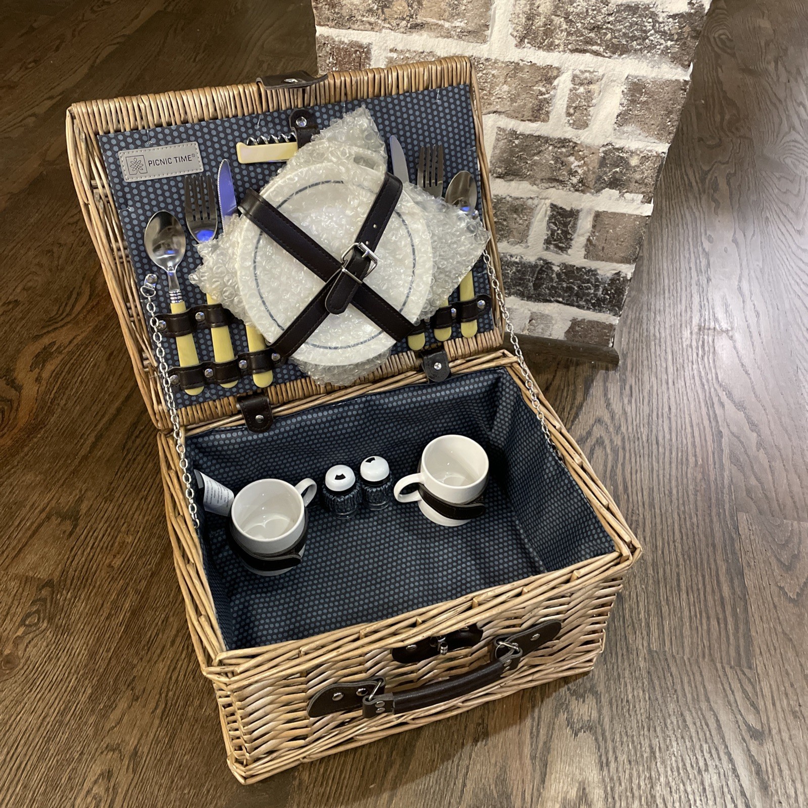 Picnic Time - Picnic Basket, For 2 people, 13 Piece Set New