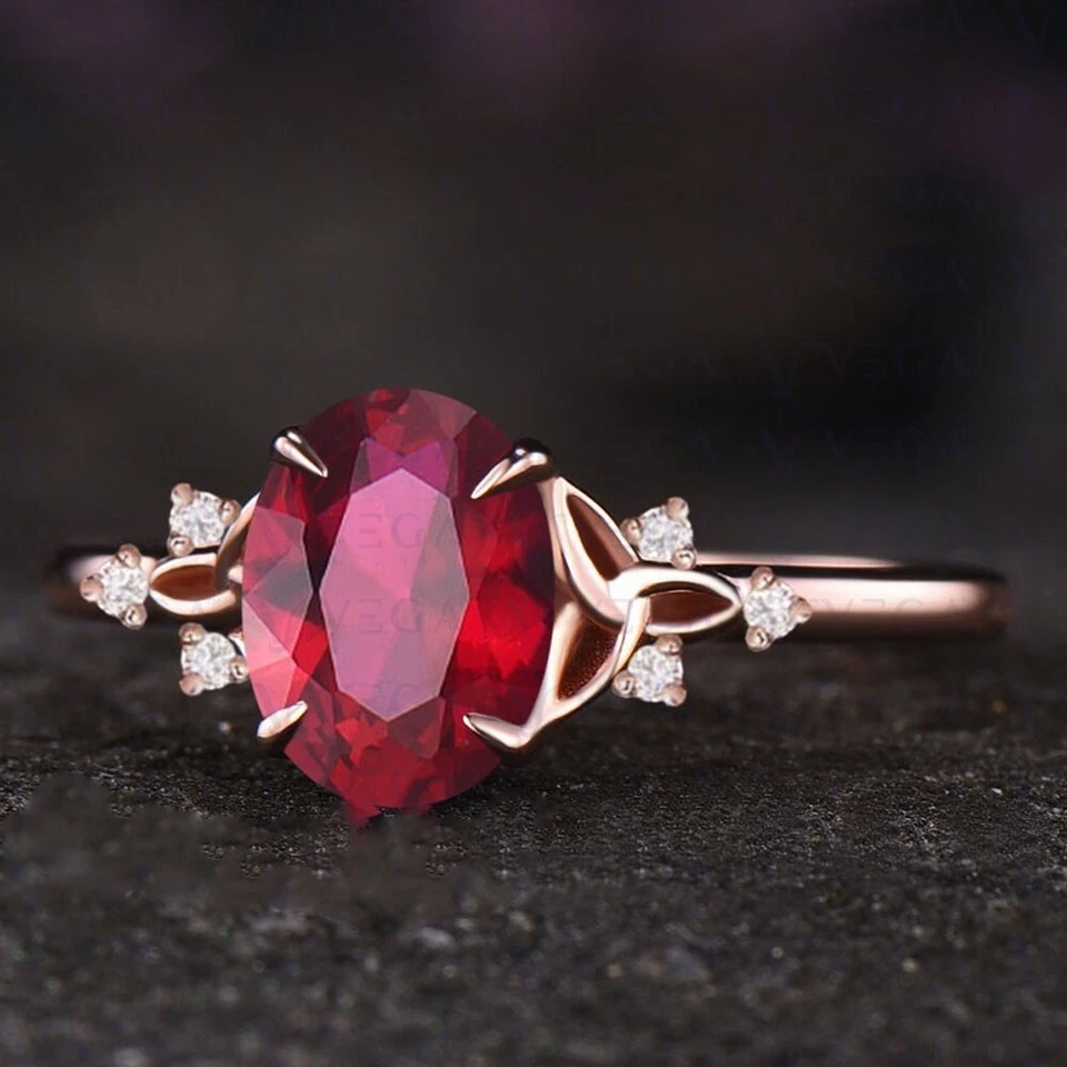 Alianza enchapada en oro rosa de 18 quilates con rubí rojo natural y diamantes en forma ovalada de 4,09 quilates Foto 2 de 4