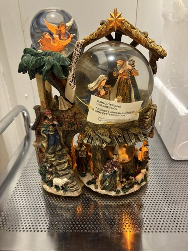 NUOVO Kirkland Signature Musical Snow Globe Natività Natale - Foto 6 di 6