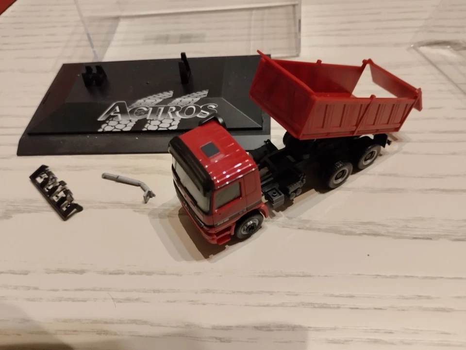 1/87 HERPA KIPPER KONVOLUT MB ACTROS / MAN F 2000 4 ACHSIG IN HOCHTIEF VERSION - Immagine 4 di 4