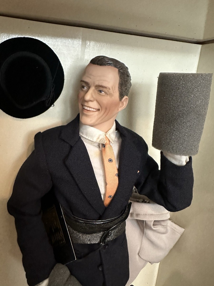 FRANK SINATRA Franklin Mint Porcelain Portrait Doll w/ Musical