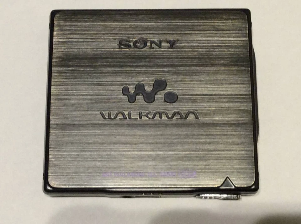 Sony MD Walkman MZ-E900 Magnesium Body with Remote and Accessories - Image 3 of 4