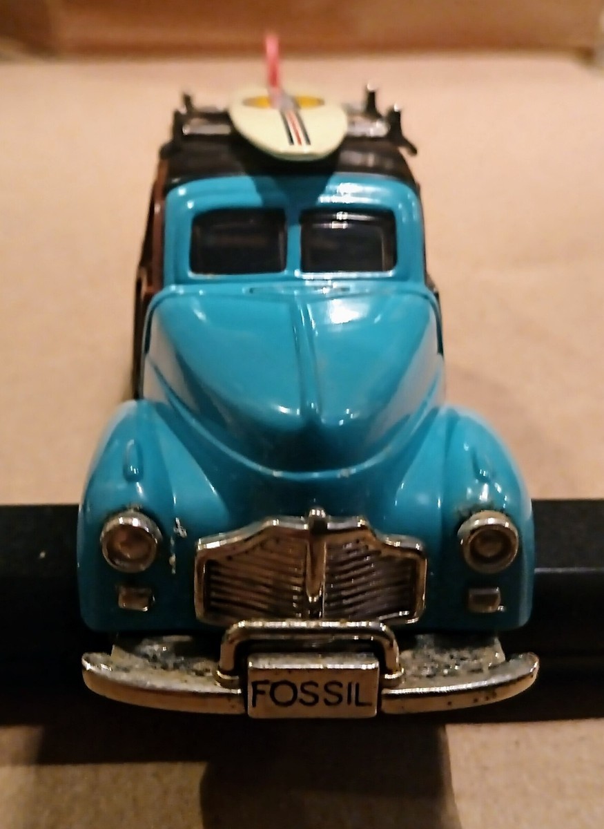 FOSSIL サーフボード付きミニカー型置き時計 FOSSIL Limited Edition Timepiece, Woody Surfboard w/Fin