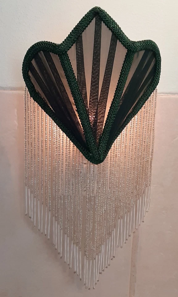 Hermosa tela plisada victoriana verde oscuro y luz nocturna con cuentas de vidrio real Foto 2 de 2