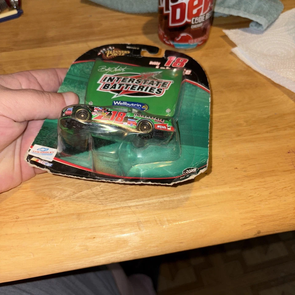 BATERÍAS INTERESTATALES BOBBY LABONTE #18 1:64 VERDE AUTO FIRMADO CAPÓ CÍRCULO DE GANADORES Foto 2 de 3