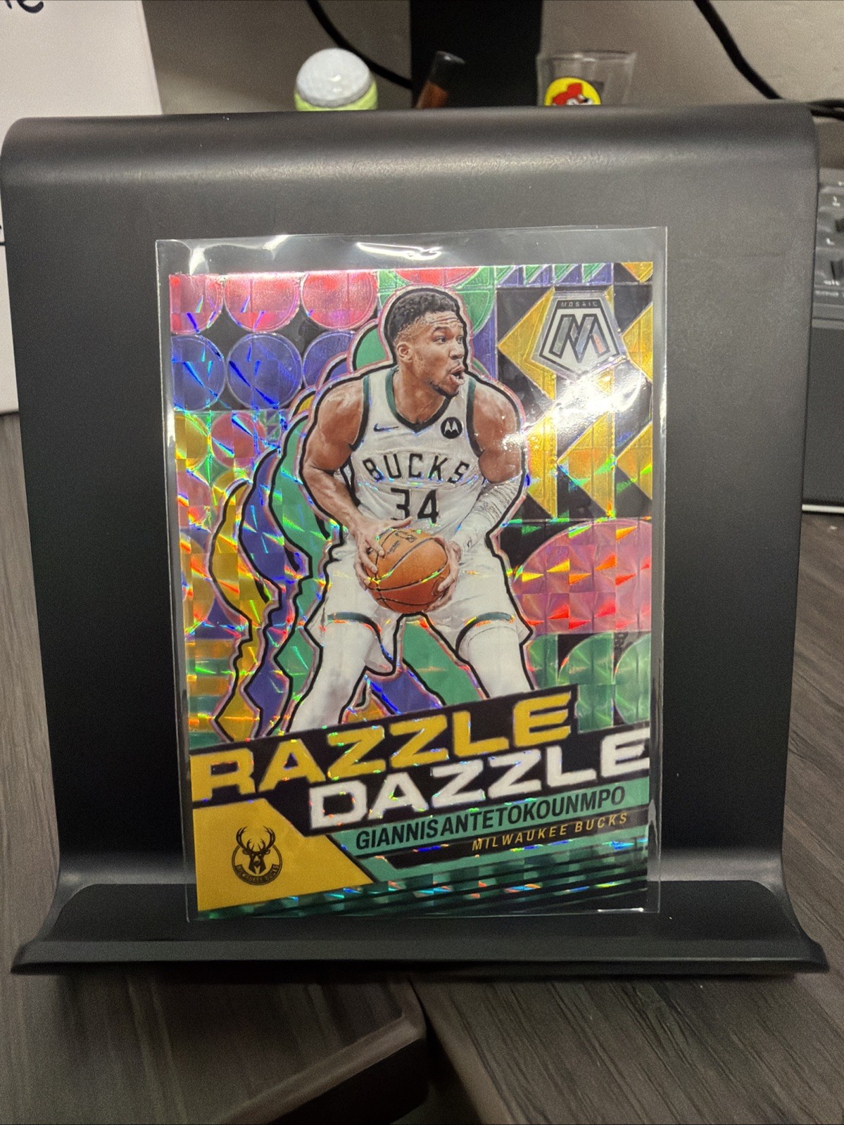 🔥2023-24 Panini Mosaic #6 Giannis Antetokounmpo Razzle Dazzle Prizm Case Hit🔥