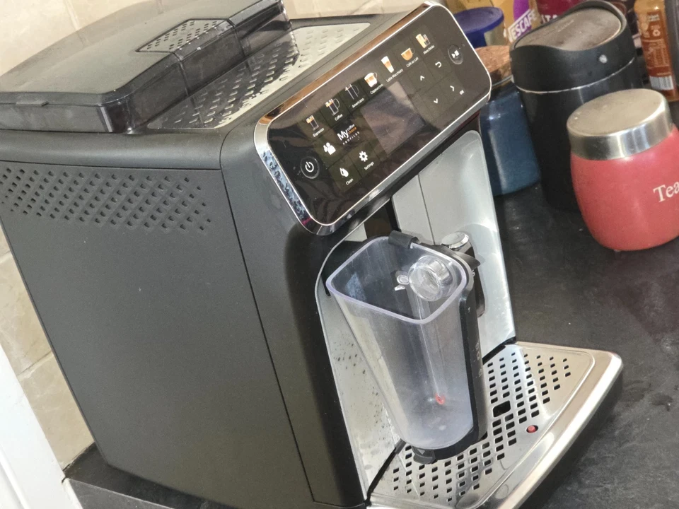 Philips Series 5400 Bean-to-Cup Coffee Machine LatteGo Frother Black/Silver, photo 2 of 3