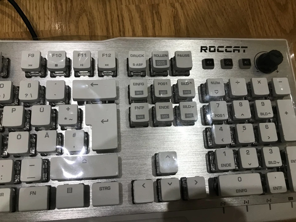 Roccat Vulcan 122 AIMO Mechanical Gaming Keyboard Titan Tactile (German) - Image 4 of 4
