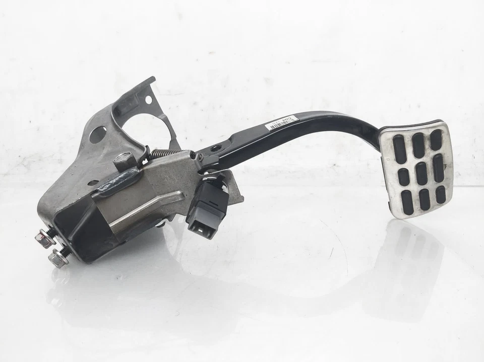 2016 Hyundai Veloster Base 1.6L At Brake Pedal With Bracket Assembly 32800-2V410 - Image 4 of 4