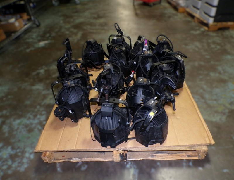 *Lot of 14* ETC Source Four PAR 750 Stage Lights w/ Stage Pin Connector (B4546)