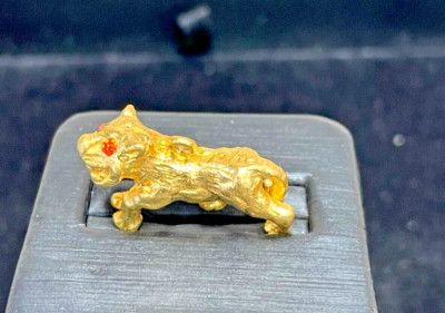 Wunderschöner 24kt .999 Gelbgold ''Tiger'' rubinfarbene Augen 22mm breit Anhänger