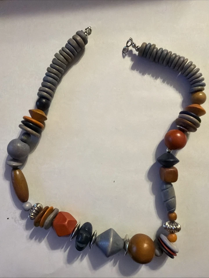Conjunto de collar y pendientes gruesos con cuentas madera gris piedra arcilla boho joyería llamativa Foto 3 de 3