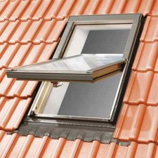 Finestra da tetto tipo Velux, per tetti inclinati e mansarde; incluso raccordo