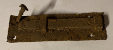 Antiguo perno de cerradura de puerta corredera colonial de hierro oxidado primitivo del siglo XVIII forjado excavado