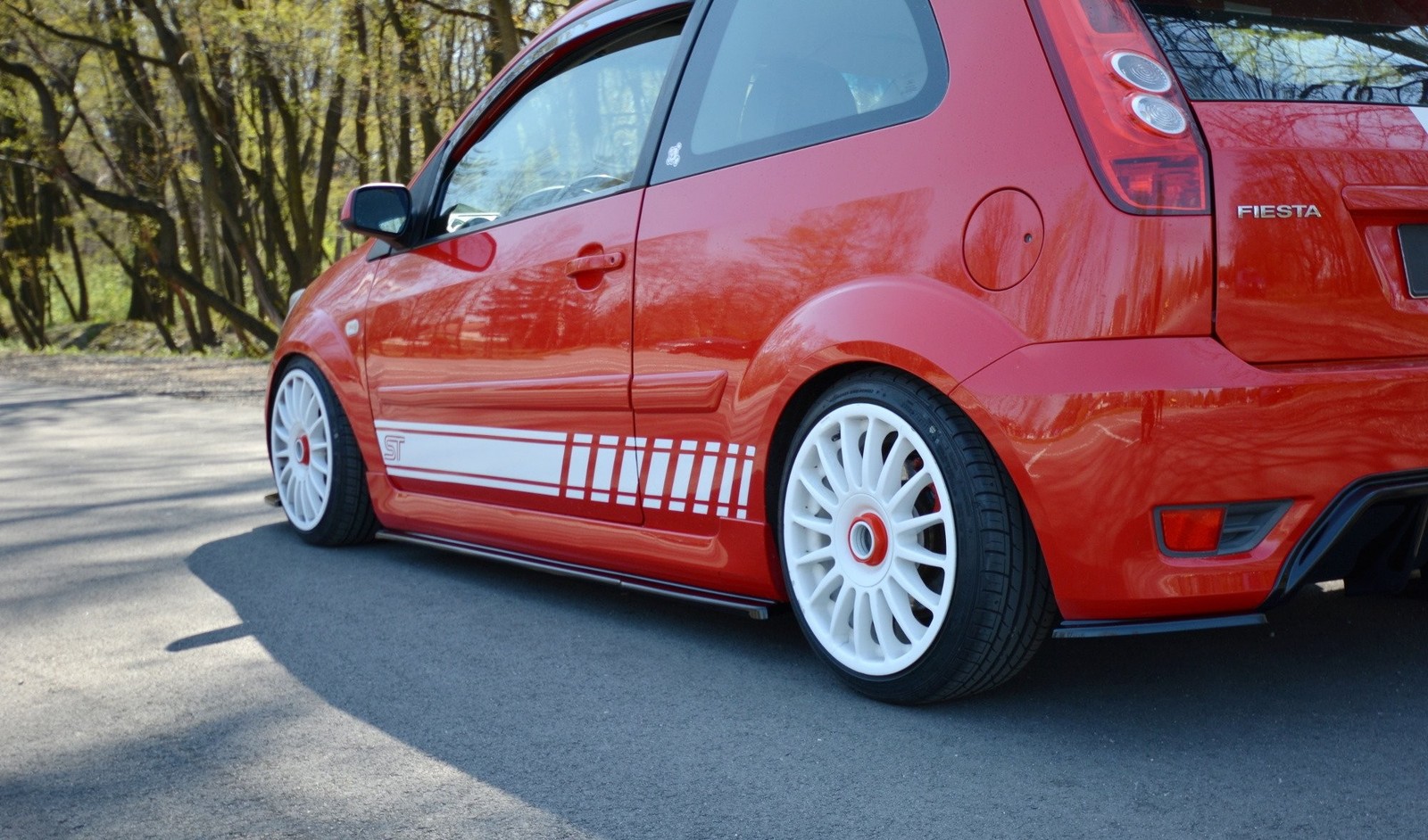 Rajouts de bas de caisse Maxton Ford Fiesta ST Mk6 pour rabaisser visuellement la silhouette