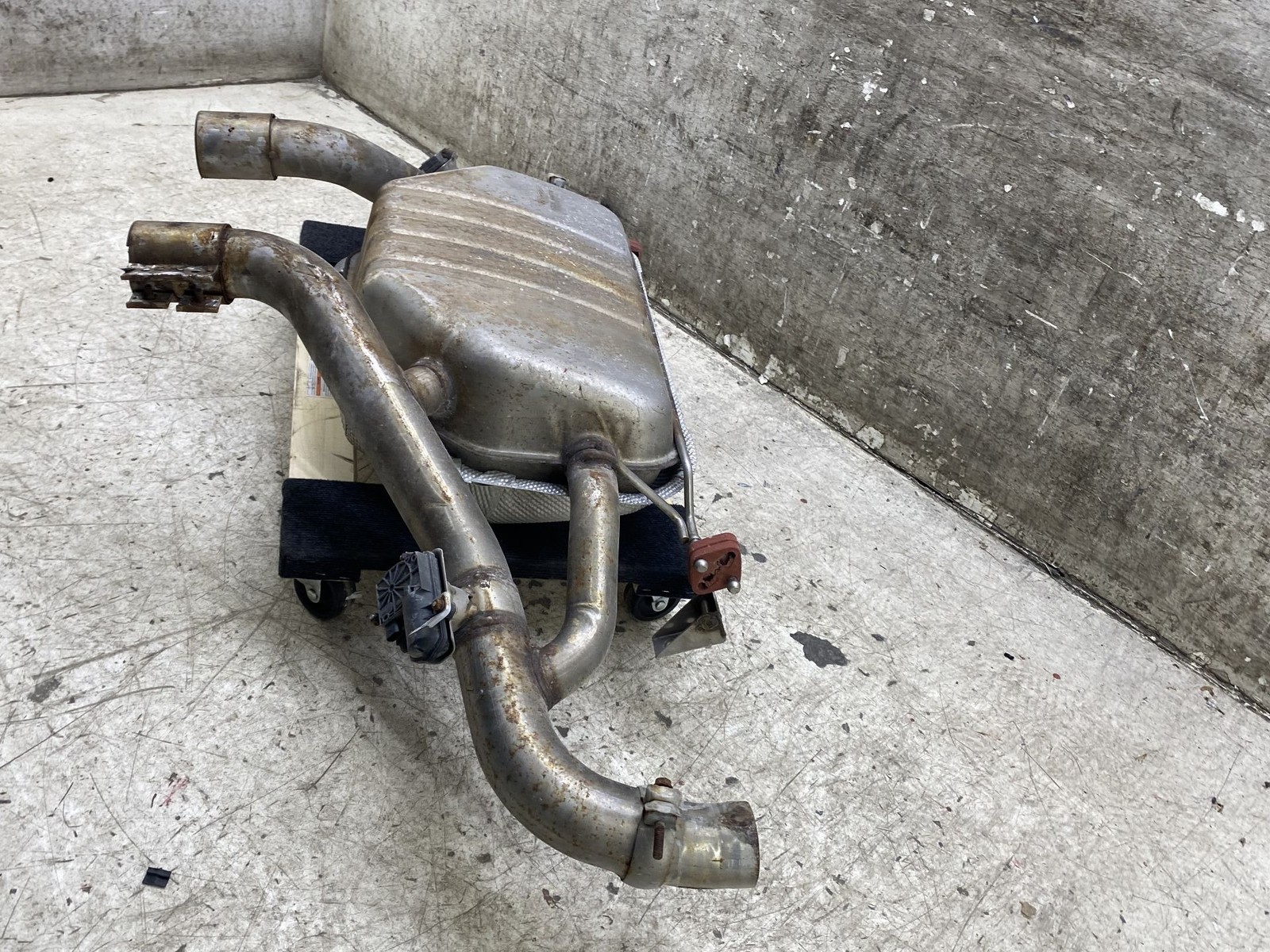 2020-2025 ASTON MARTIN DBX 4.0L V8 REAR EXHAUST MUFFLER TAIL PIPE MY83-5230-AB