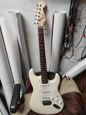 CHITARRA ELETTRICA "FENDER SQUIER BULLET STRATOCASTER" WHITE CON CUSTODIA