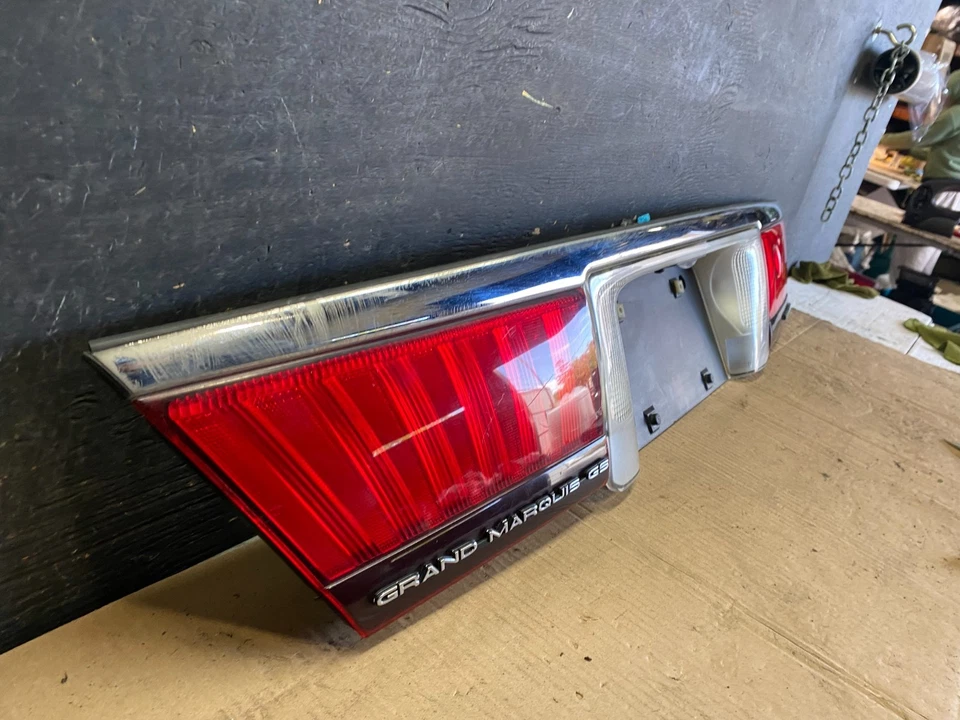 Luz trasera central tapa maletero Mercury Grand Marquis 1998 a 2002 T3978 DG Foto 3 de 4