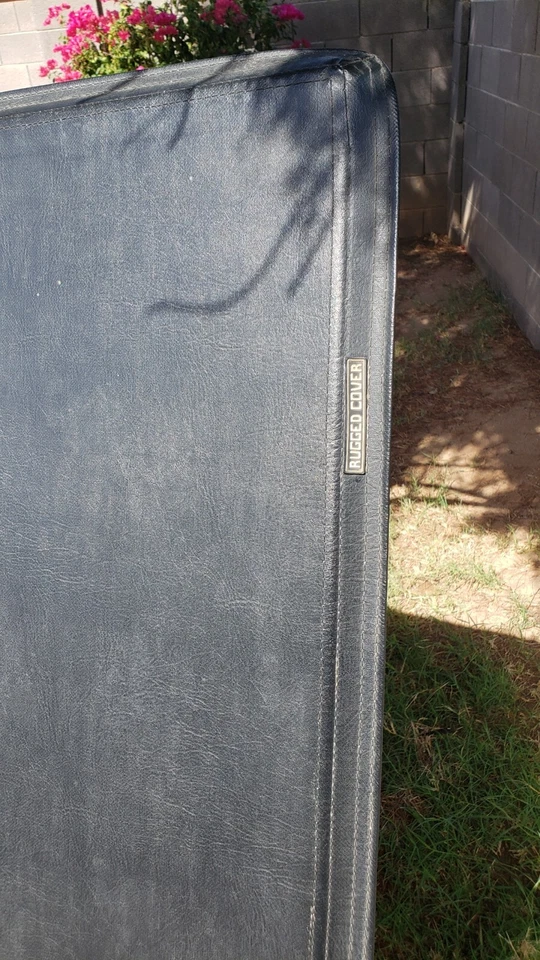 Cubierta resistente de vinilo plegable suave para cama de camión Foto 2 de 4