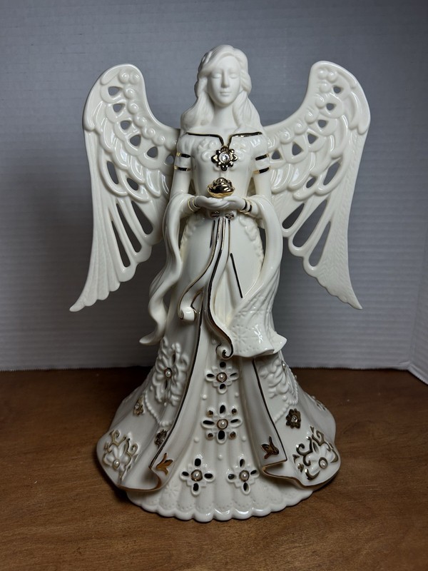 Lenox FLORENTINE & PEARL Angel Lit Figurine In BEAUTIFUL condition. Approx 11”.