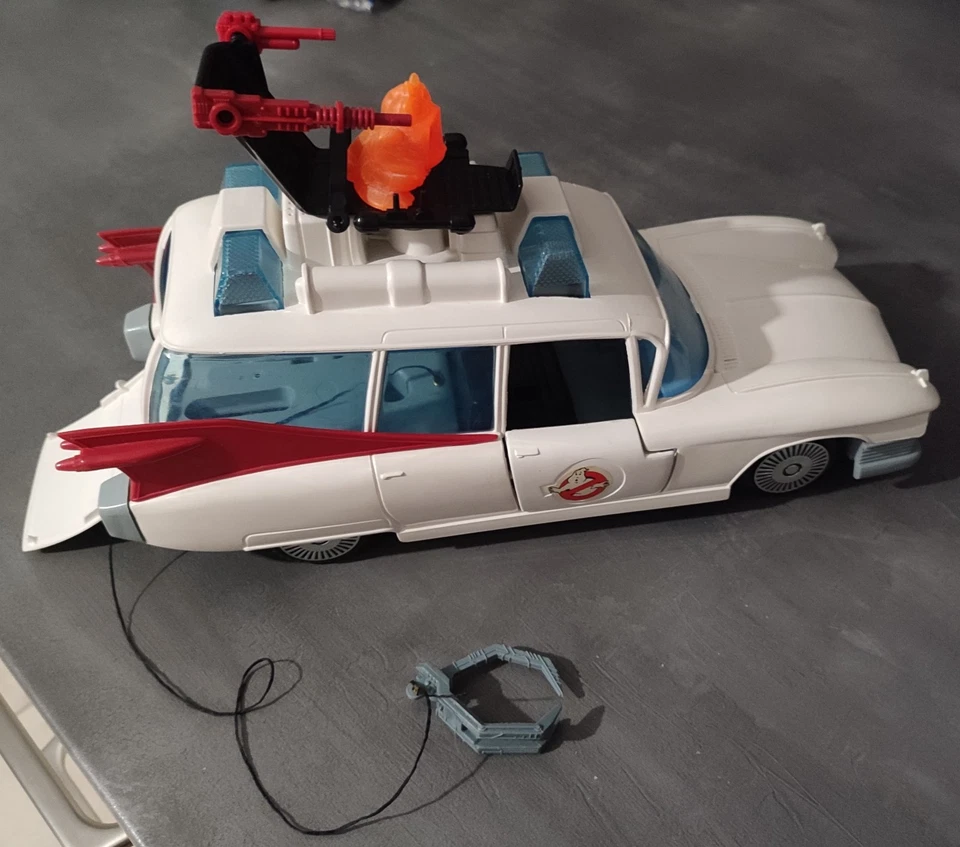 Voiture GHOSTBUSTERS SOS FANTOMES ECTO-1 jouet COMPLET et TBE KENNER 1984 - Photo 2/4