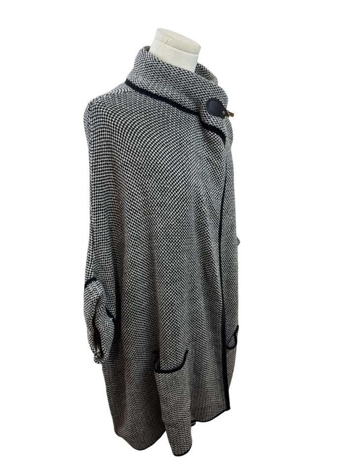 Cárdigan Poncho Cejón Blanco y Negro Frente Abierto con Bolsillos y Hebilla Talla OSFM - Nuevo Foto 2 de 4