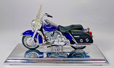 Maisto Harley Davidson 2000 FLHRC Road King Classic Motorcycle, 1/18 Scale.
