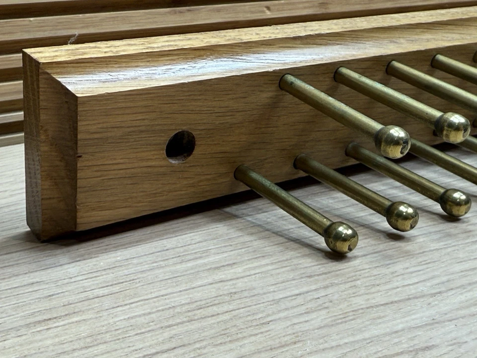 Corbata vintage y original Brooks Brothers roble y latón 36 clavijas con tapones perforados Foto 3 de 4