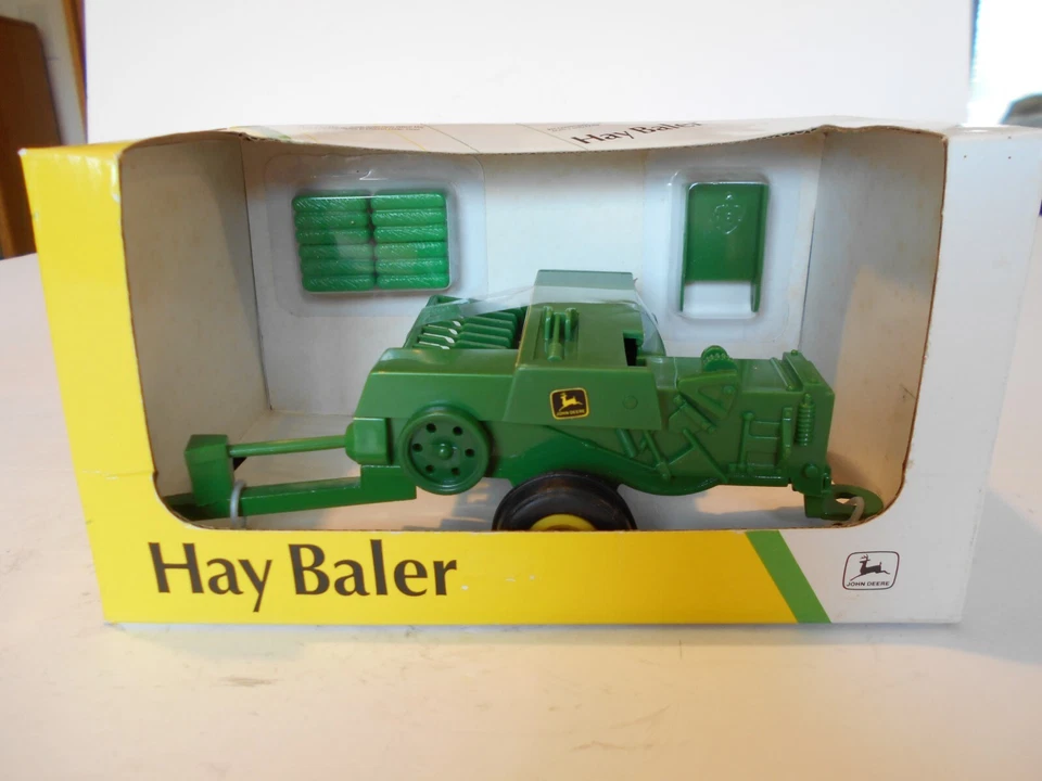 Vintage 1993 Ertl 1:32nd Scale John Deere 338 Hay Baler w/4 Bales, #5639, NIB - Image 2 of 4