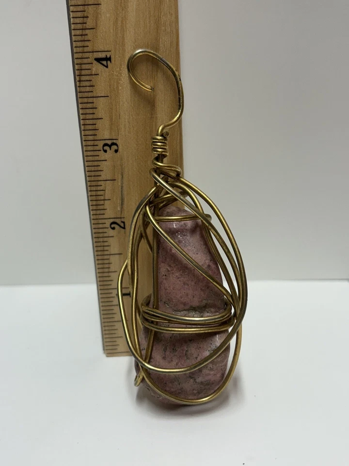 Pingente rosa coral pedra preciosa tom dourado fio envolto joias feitas à mão 2"" - Imagem 4 de 4