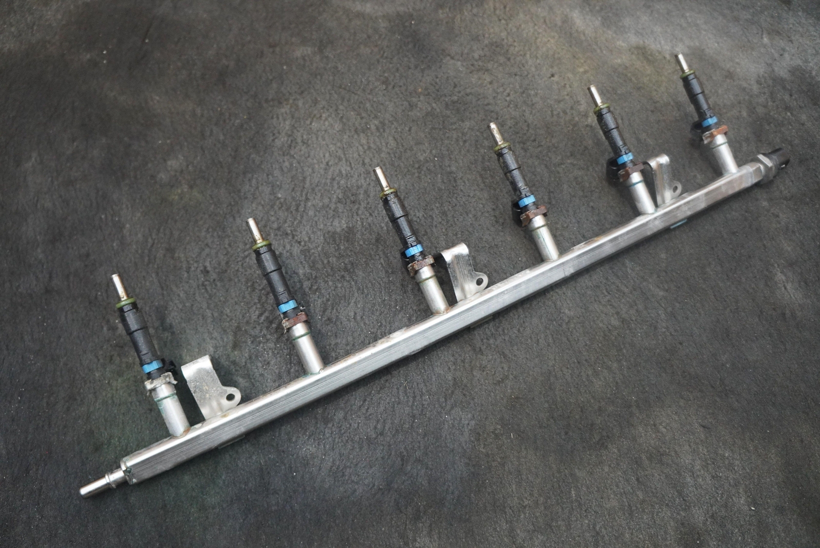 Right Fuel Injection Rail Pipe 6 Injector Set HY53-9F593-AA Aston Martin DB11 17