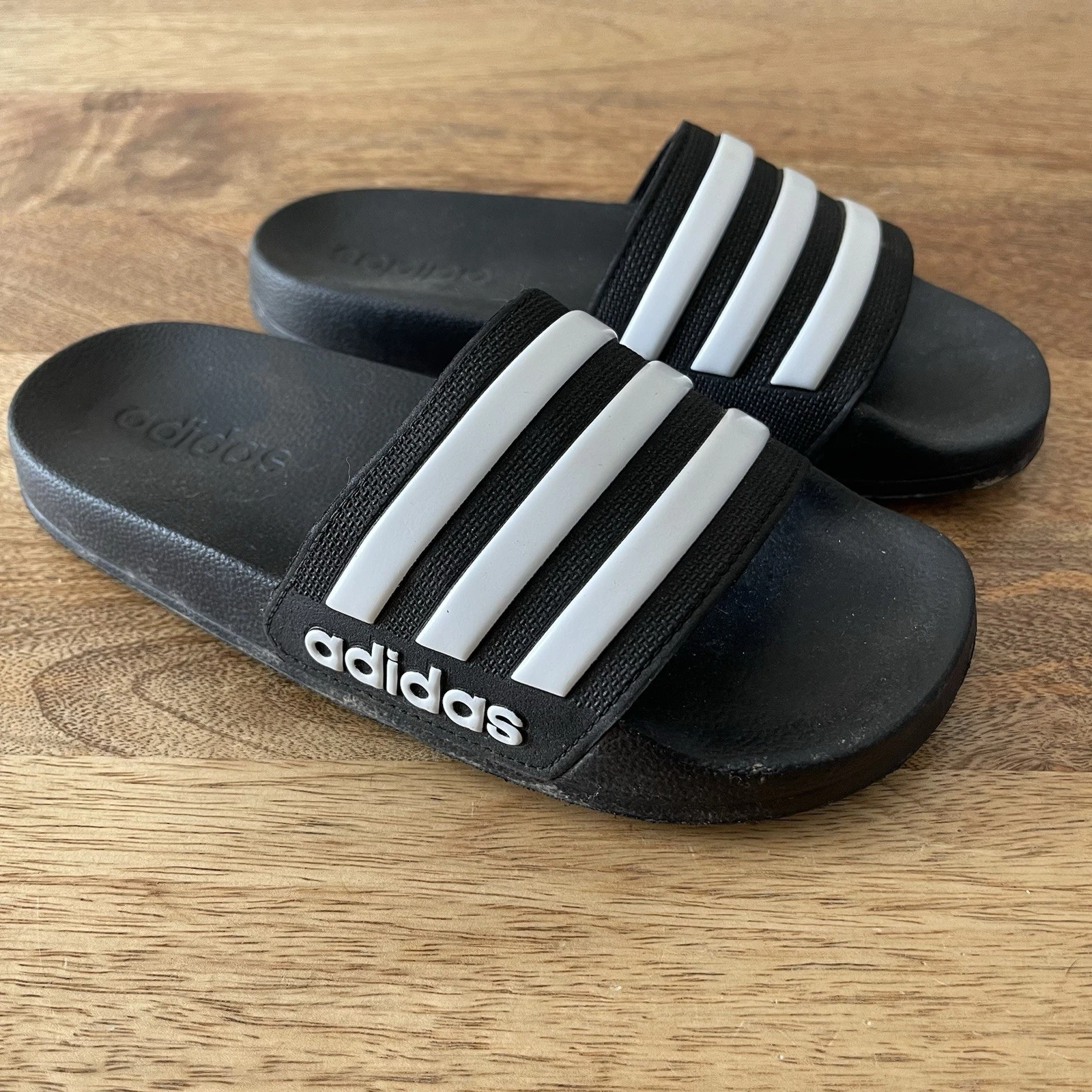 Sandali Adidas Adilette Stripe Comfort Slides neri bianchi ragazzo taglia 2
