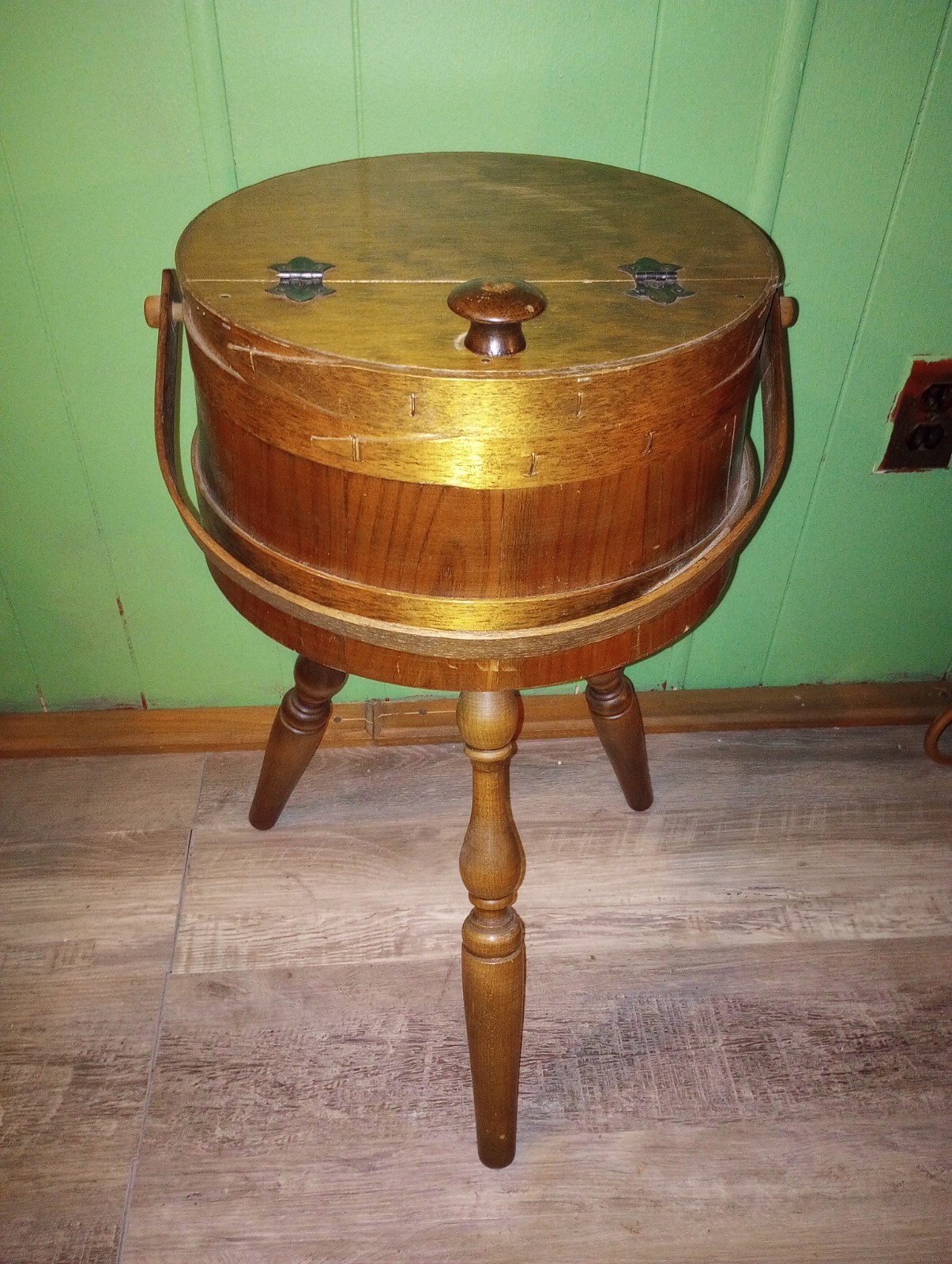 VTG ROUND WOOD RINGED BARREL 3-LEG SEWING BOX STORAGE LID W/HANDLE-SEE DETAILS 