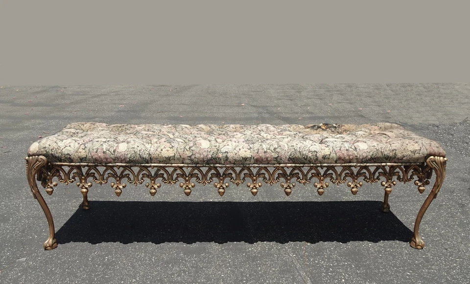 Banco floral lateral cama vintage de Hollywood Regency francés de los años 60 con falda de hierro fundido Foto 2 de 4