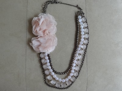 Collier Fantaisie Perles Et Chaîne Avec Fleurs En Tissu - 4 Rangées - Occasion Très Bon état