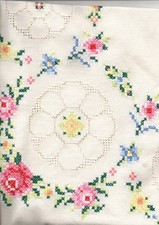 Tischdecke, weiß/beige mit Stickereien Größe: 80x80 cm Stickereien/Farben: siehe