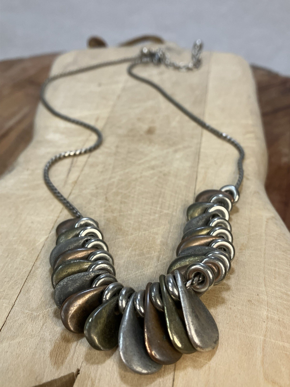 Statement  necklace featuring dangling, teardrop-… - image 9
