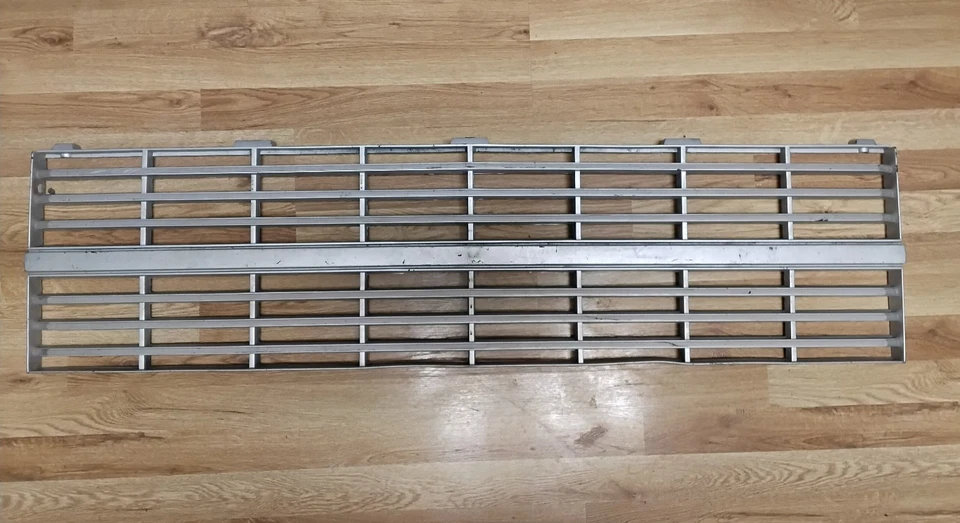 Chevrolet C10, C20, camioneta C30, Suburban: 1983, 1984, parrilla plateada Foto 3 de 4