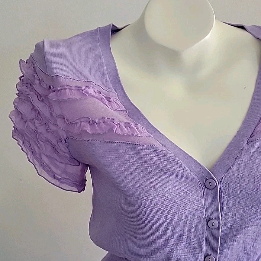 Cárdigan corto Peppe Peluso pequeño lavanda con botones cuello en V gasa manga con volantes Foto 4 de 4