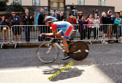 Photo 6x4 Velo City Glasgow A time-trialist speeds past the waiting crowd c2014