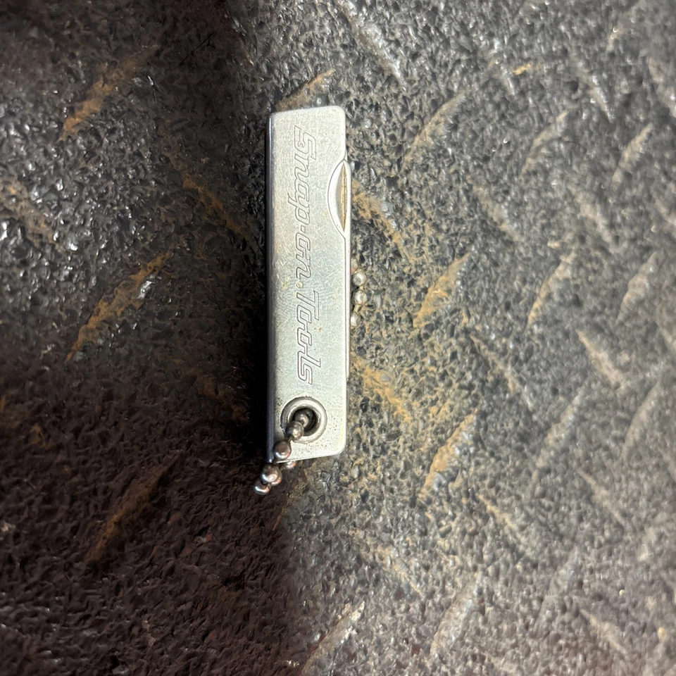 Cuchillo de bolsillo vintage con herramientas a presión llavero de 3 hojas con publicidad Foto 3 de 4