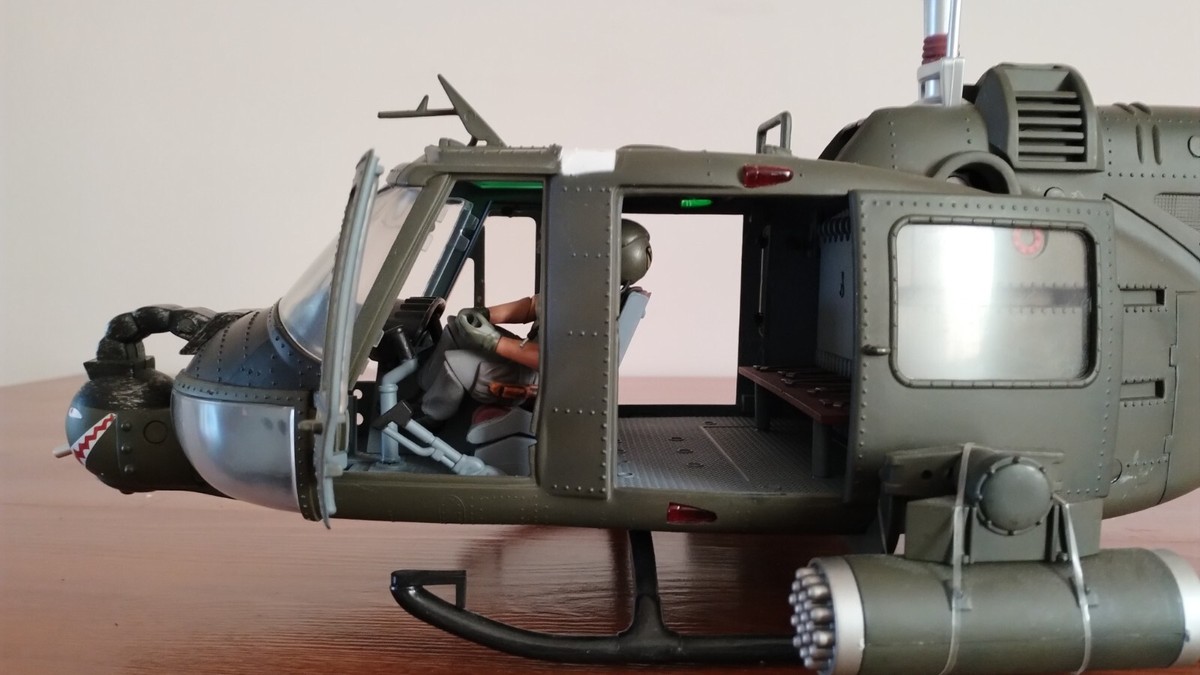 21st Century Toys UH-1C Huey Hog 'Hog Head II' 1/18th LARGE 21st Century Toys UH-1C Huey Hog 'Hog Head II' 1/18th LARGE