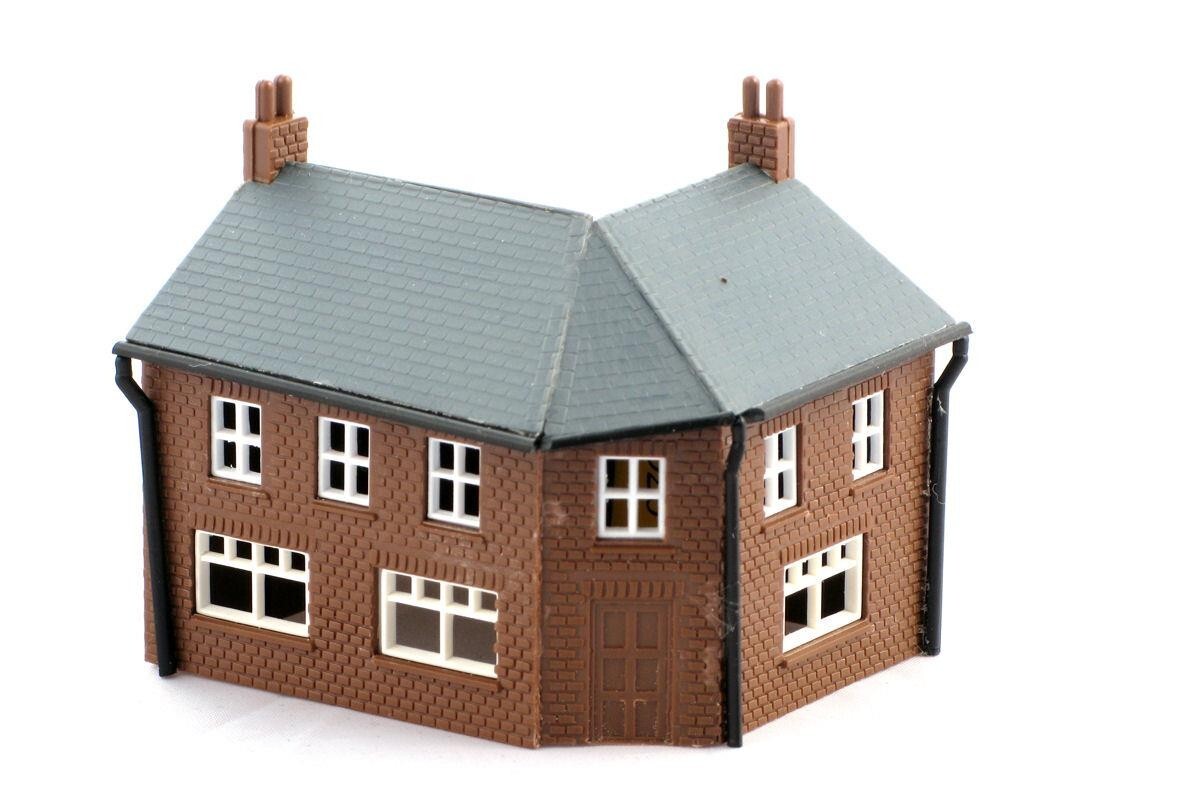 Gaugemaster GMKD26 Corner Pub Kit Model Railway N Gauge Plastic Kit (WB)
