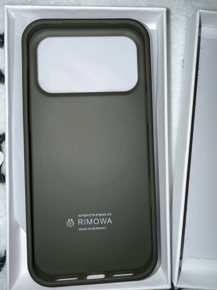 rimowa iPhone 17 pro max Case White Black - Image 4 of 4
