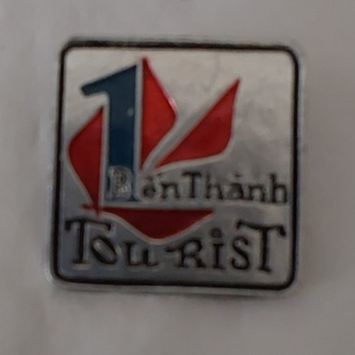 VINTAGE PINBACK / LAPEL PIN  BEN THAH MARKET HO CHI MINH CITY  VIETNAM