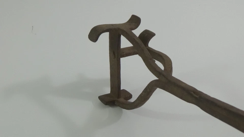 古董'F'牛畜牧品牌铁杆#966 — 第 3/4 张图片