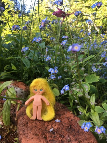 Vintage 1969 Ideal Flatsy Doll Hong Kong~2 1/2" tall long yellow hair blue eyes - Picture 4 of 11