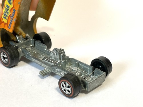 1969 Hot Wheels Redline FLYING COLORS VEGA BOMB RARE FRONT CAP WHEELS ORANGE - Picture 5 of 6